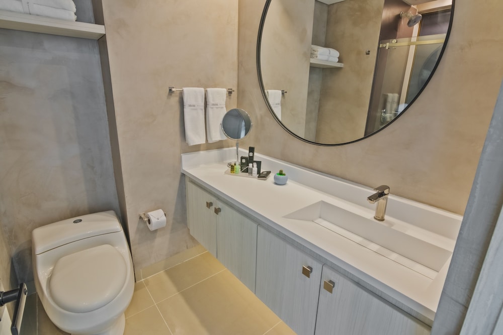 Habitación superior doble con dos camas, 2 camas dobles del hotel Sonesta Cartagena. Foto 5