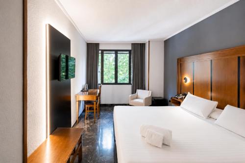 Habitación Estándar - Cama extragrande del hotel Condestable Iranzo. Foto 1