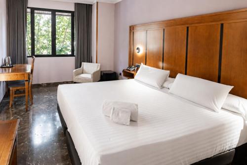 Habitación Estándar - Cama extragrande del hotel Condestable Iranzo. Foto 2