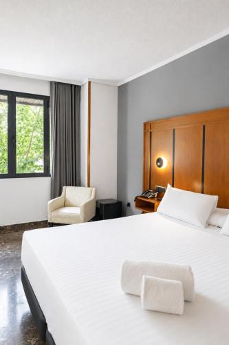 Habitación Estándar - Cama extragrande del hotel Condestable Iranzo. Foto 3