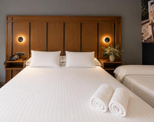 Habitación con cama extragrande y cama supletoria del hotel Condestable Iranzo