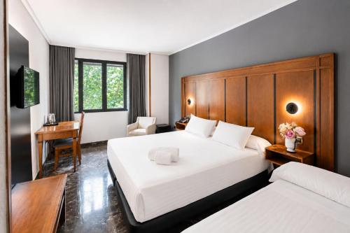 Habitación con cama extragrande y cama supletoria del hotel Condestable Iranzo. Foto 1