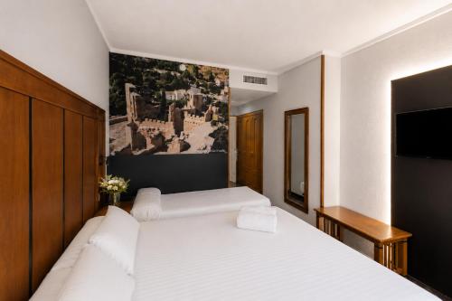 Habitación con cama extragrande y cama supletoria del hotel Condestable Iranzo. Foto 2