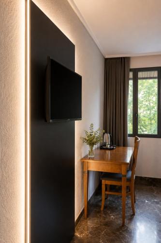 Habitación con cama extragrande y cama supletoria del hotel Condestable Iranzo. Foto 4