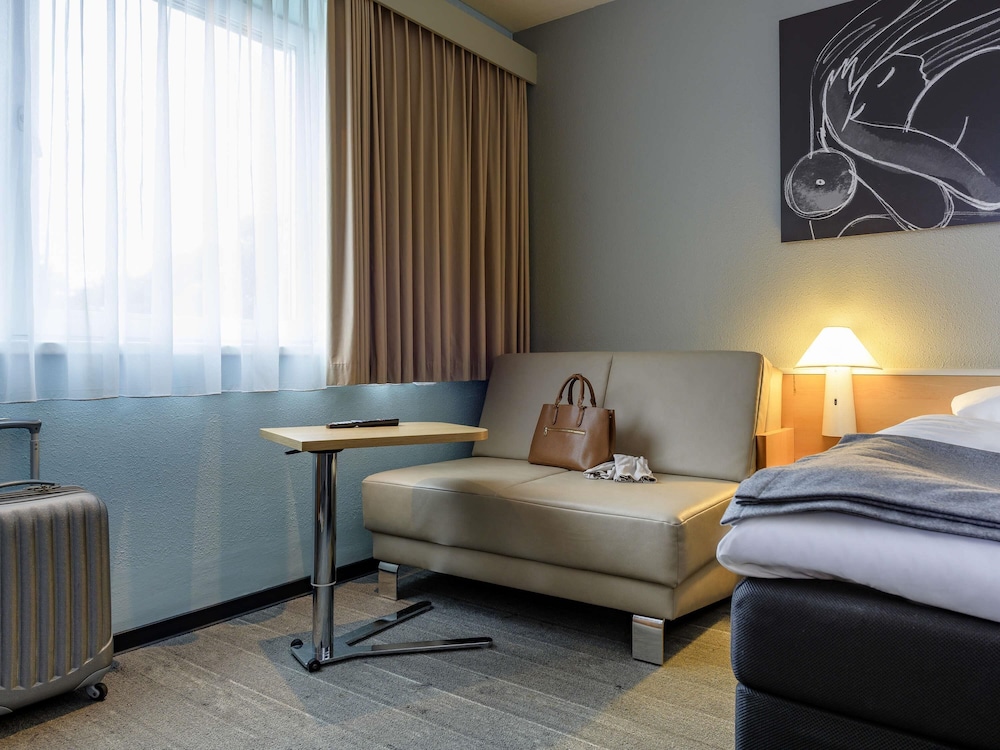 Habitación con cama doble (160 x 200 cm), nuevo concepto de descanso y sofá - cama del hotel Ibis Hamburg Alsterring. Foto 4