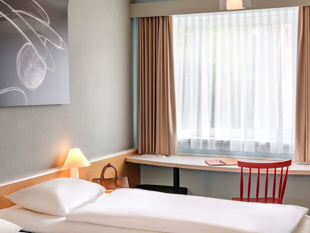 Habitación estándar con dos camas individuales del hotel Ibis Hamburg Alsterring. Foto 3