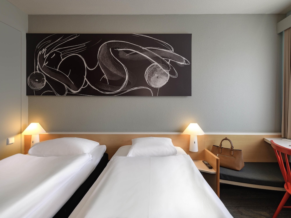 Habitación estándar con dos camas individuales del hotel Ibis Hamburg Alsterring. Foto 5