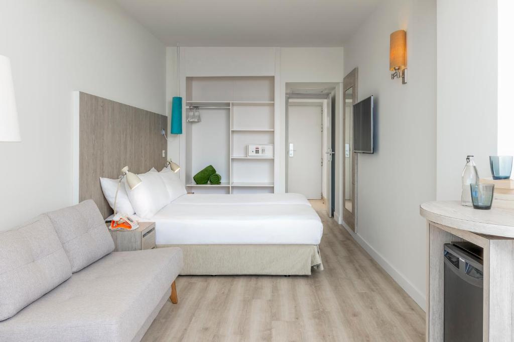 Habitación doble Vista Mar Superior del hotel Meliá Ibiza. Foto 1