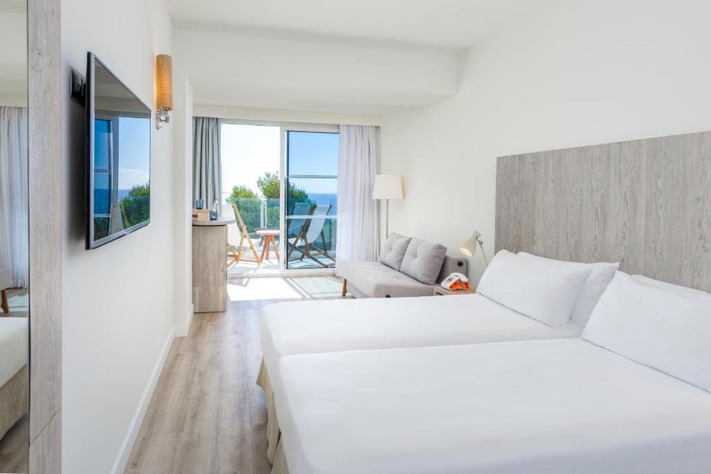 Habitación doble Vista Mar Superior del hotel Meliá Ibiza. Foto 2