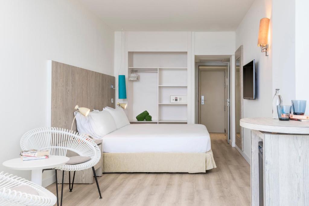 Habitación doble Vista Mar Superior del hotel Meliá Ibiza. Foto 3