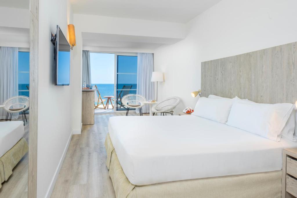 Habitación doble Vista Mar Superior del hotel Meliá Ibiza. Foto 4