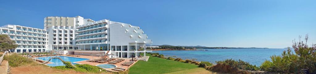 Habitación doble Vista Mar Superior del hotel Meliá Ibiza. Foto 5