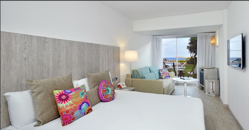 Habitación Beach House del hotel Meliá Ibiza. Foto 1