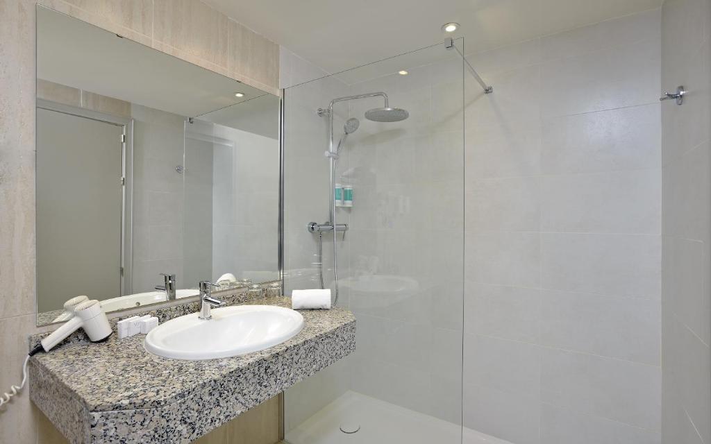 Habitación doble Comunicada del hotel Meliá Ibiza. Foto 2