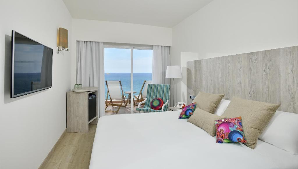Habitación doble Vista Mar del hotel Meliá Ibiza. Foto 3