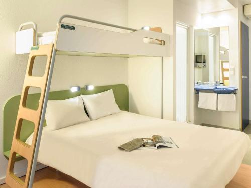 Habitación Triple Estándar del hotel Ibis Budget Wien Sankt Marx. Foto 7