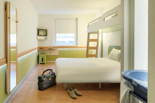 Habitación Triple Estándar del hotel Ibis Budget Wien Sankt Marx. Foto 10