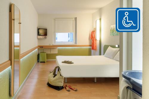 Habitación Doble Estándar - Adaptada para personas con movilidad reducida del hotel Ibis Budget Wien Sankt Marx. Foto 11