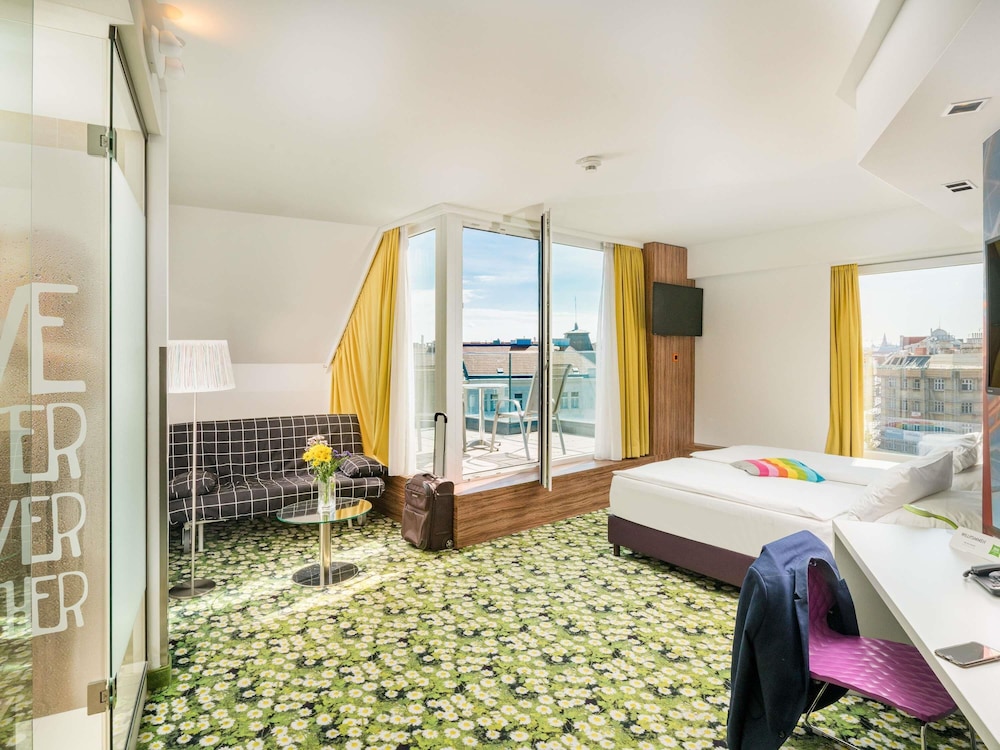 Suite Familiar con sofá del hotel Ibis Styles Wien City. Foto 1