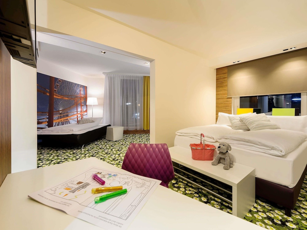 Suite Familiar con sofá del hotel Ibis Styles Wien City. Foto 2