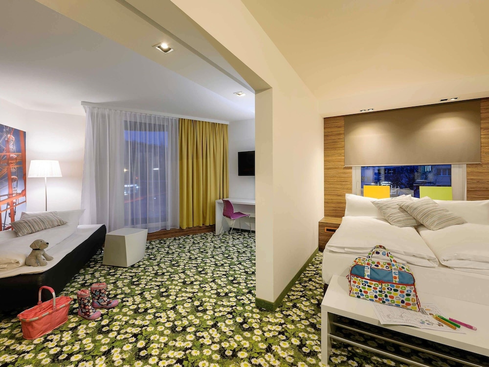 Suite Familiar con sofá del hotel Ibis Styles Wien City. Foto 4