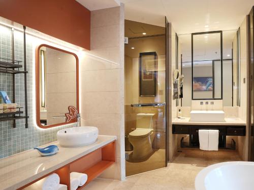 Suite Deluxe Apartamento con dos dormitorios. Disfrute de las vistas al océano de la bahía de Sanya. del hotel Pullman Oceanview Sanya Bay Resort and Spa. Foto 1