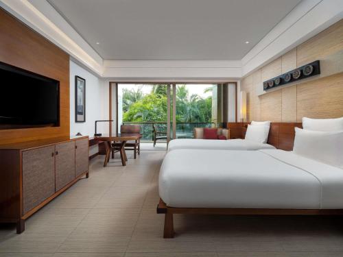 Habitación Superior con vistas al jardín y 2 camas individuales, vistas al jardín tropical del hotel Pullman Oceanview Sanya Bay Resort and Spa. Foto 1