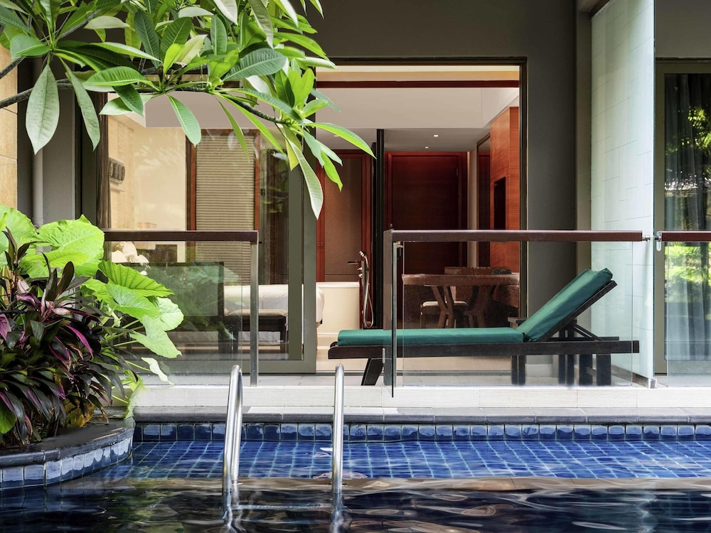 Habitación Deluxe con acceso a la piscina y 2 camas individuales, vistas al jardín tropical del hotel Pullman Oceanview Sanya Bay Resort and Spa