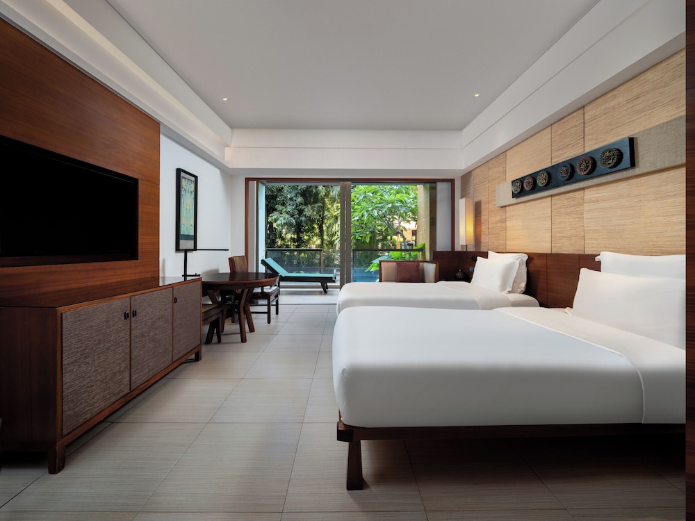 Habitación Deluxe con acceso a la piscina y 2 camas individuales, vistas al jardín tropical del hotel Pullman Oceanview Sanya Bay Resort and Spa. Foto 2