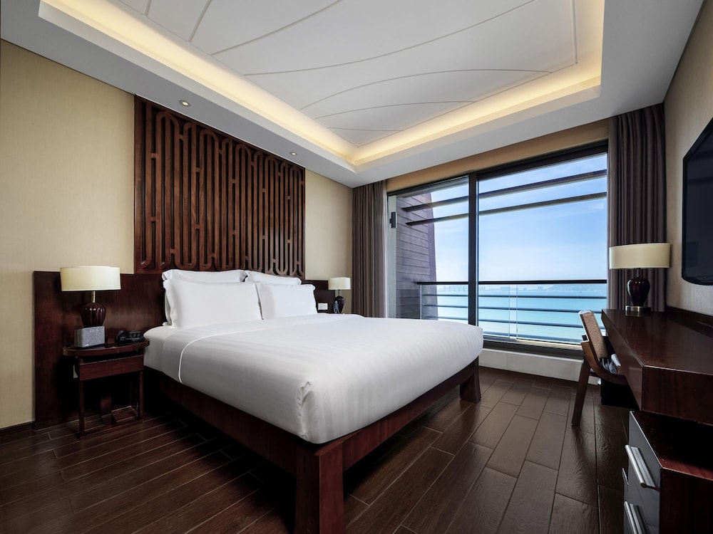 SUITE FAMILIAR, 1 cama king - size, 1 cama queen - size, vistas al jardín del hotel Pullman Oceanview Sanya Bay Resort and Spa