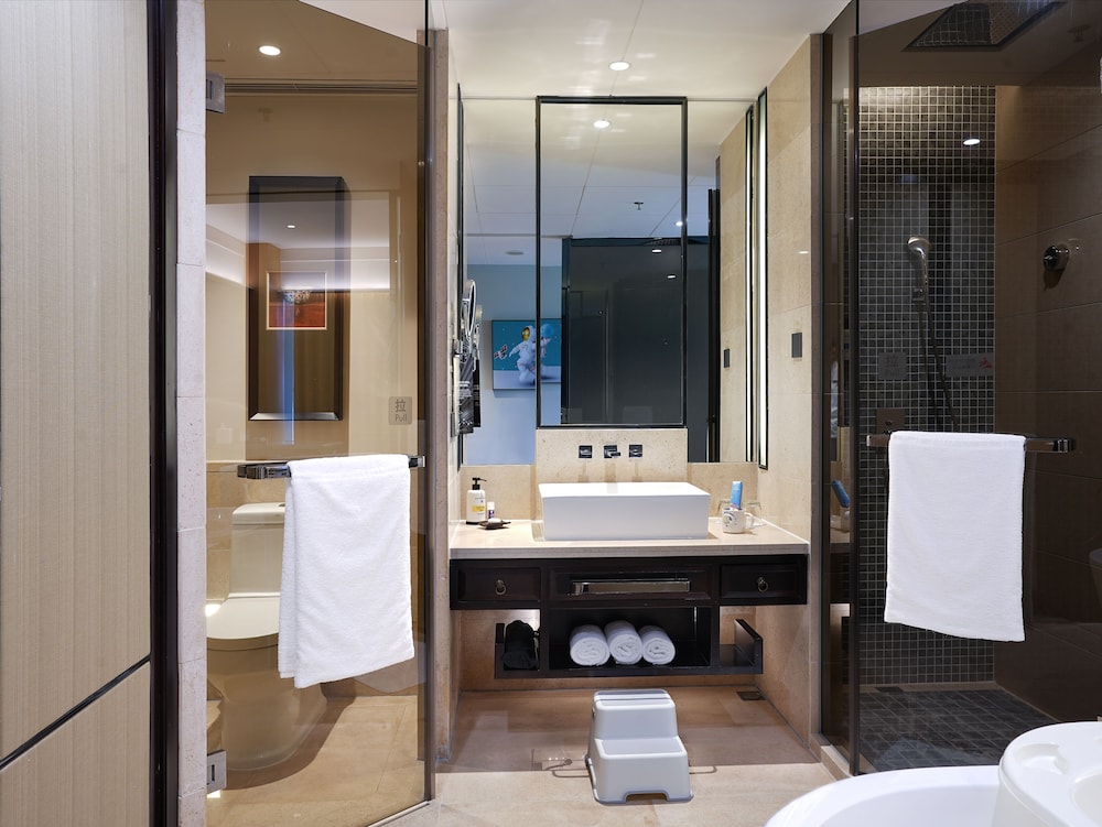 SUITE FAMILIAR, 1 cama king - size, 1 cama queen - size, vistas al jardín del hotel Pullman Oceanview Sanya Bay Resort and Spa. Foto 4