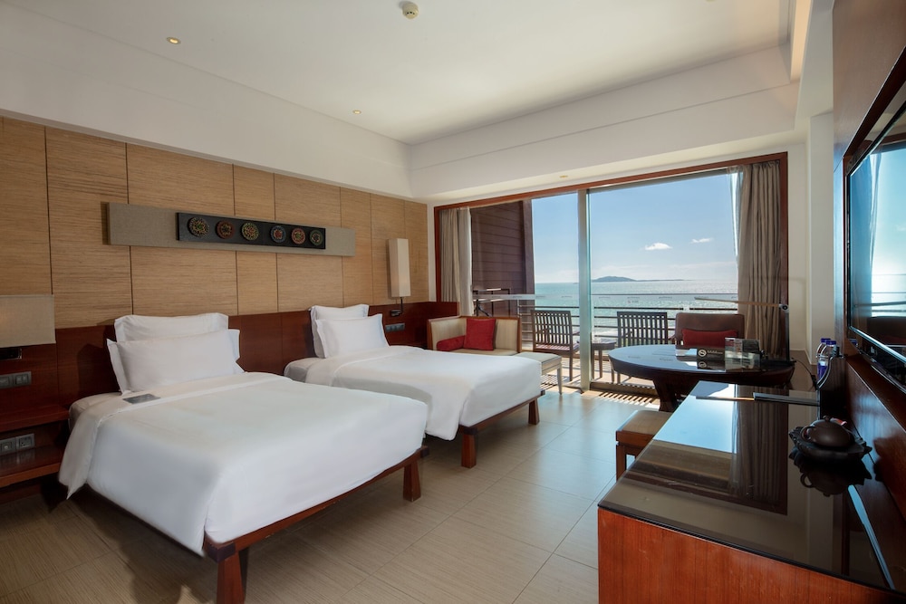 Habitación Grand con vistas al océano y dos camas individuales. Disfrute de las vistas al océano de la bahía de Sanya del hotel Pullman Oceanview Sanya Bay Resort and Spa