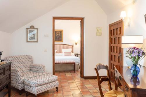 Habitación Deluxe con salón del hotel Puerta De La Luna. Foto 3