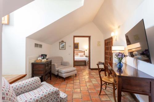 Habitación Deluxe con salón del hotel Puerta De La Luna. Foto 4