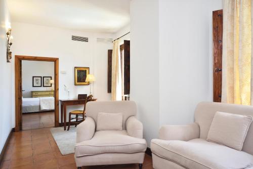Habitación Deluxe con salón del hotel Puerta De La Luna. Foto 6