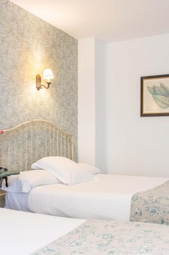 Habitación Triple del hotel Puerta De La Luna. Foto 6