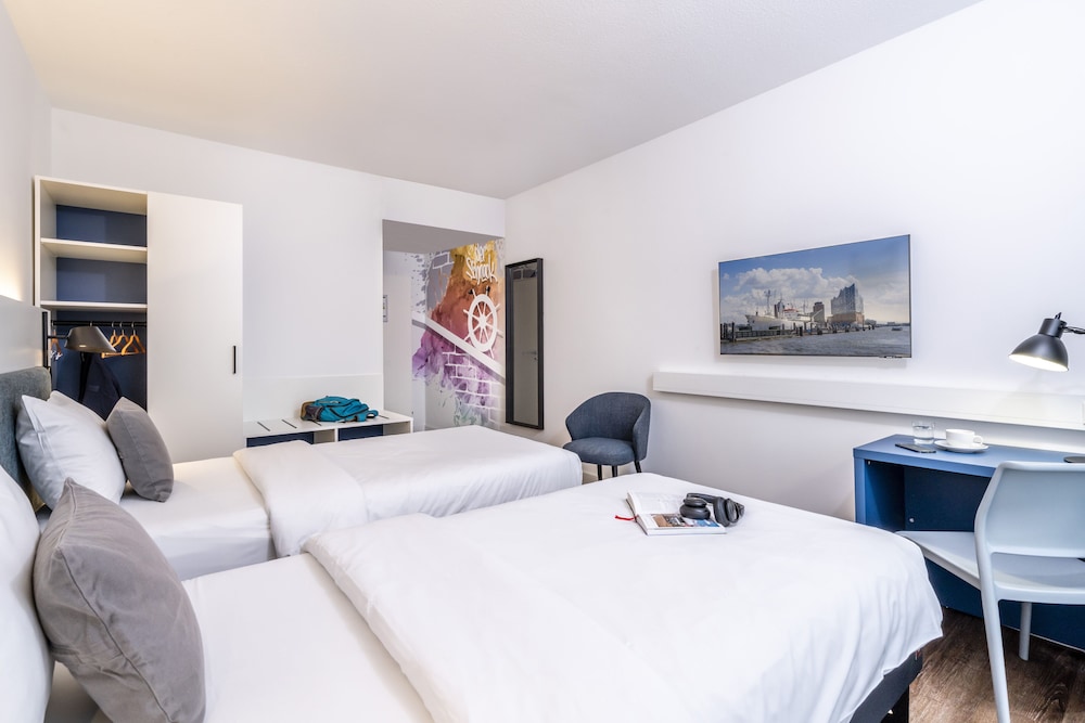 Habitación estándar con 2 camas individuales del hotel Ibis Styles Hamburg Alster City. Foto 1