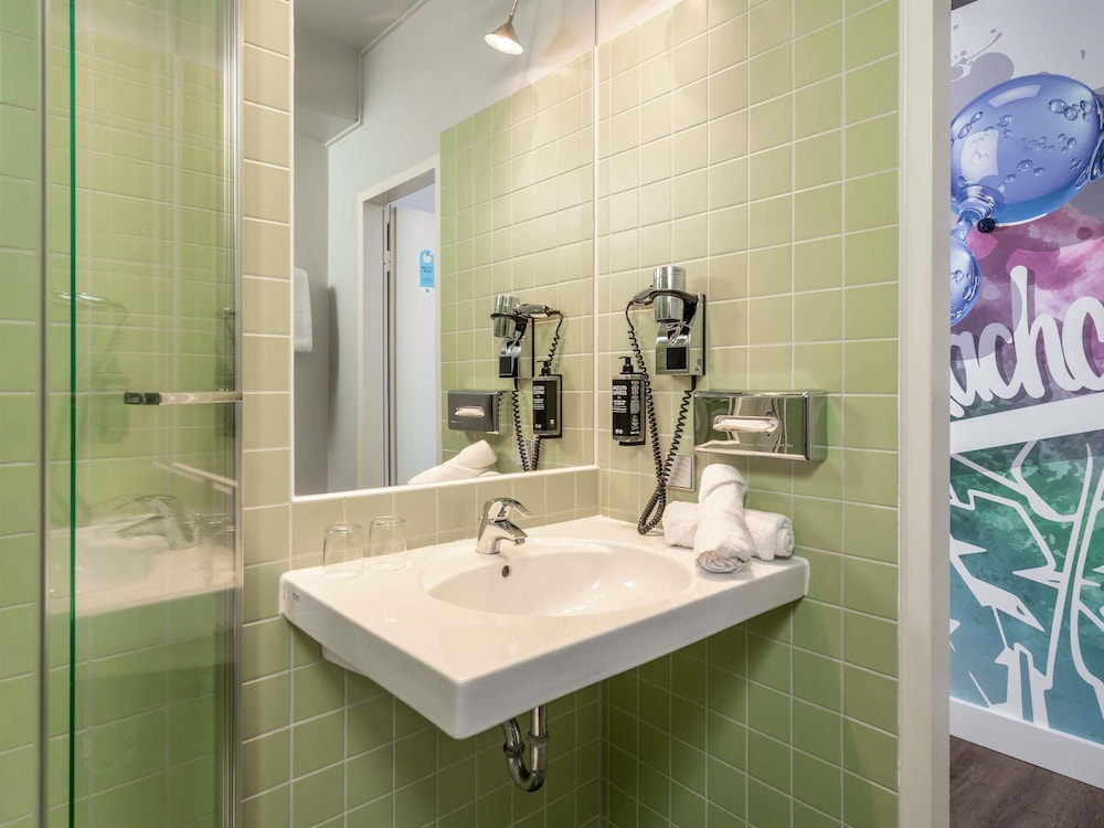 Habitación estándar con 2 camas individuales del hotel Ibis Styles Hamburg Alster City. Foto 6