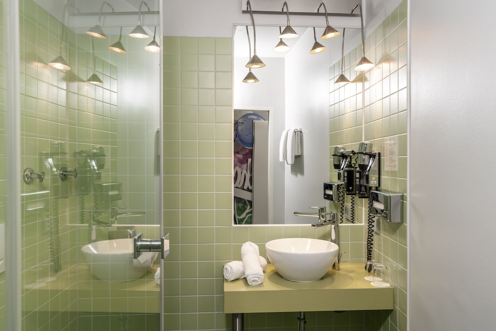 Habitación estándar con 2 camas individuales del hotel Ibis Styles Hamburg Alster City. Foto 7