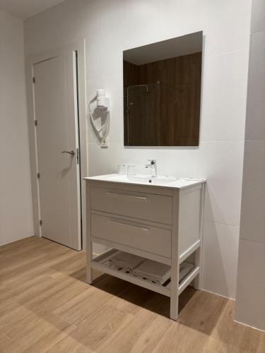 Suite con cama grande del hotel Rl Anibal. Foto 4