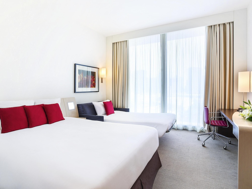 Habitación superior, 1 cama de matrimonio con sofá cama del hotel Novotel Abu Dhabi Al Bustan. Foto 2