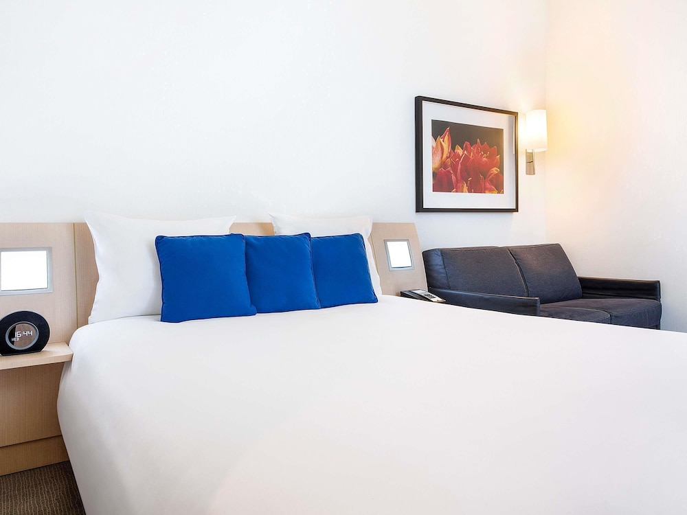 Habitación superior, 1 cama de matrimonio con sofá cama del hotel Novotel Abu Dhabi Al Bustan. Foto 3