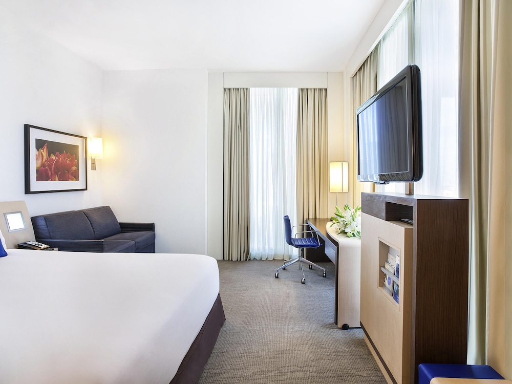 Habitación superior, 1 cama de matrimonio con sofá cama del hotel Novotel Abu Dhabi Al Bustan. Foto 4