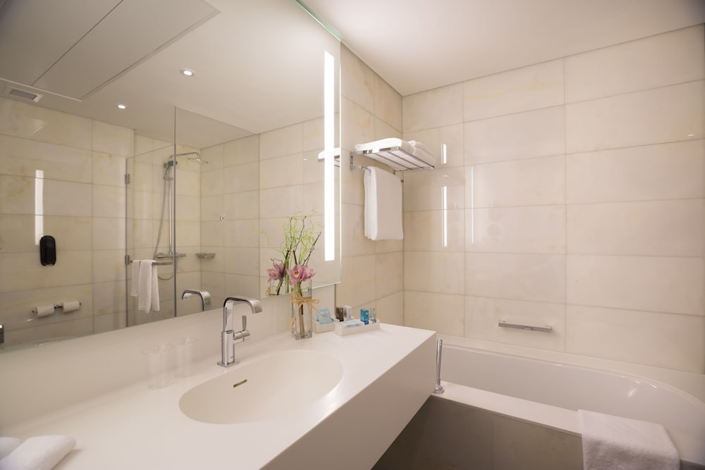 Habitación superior, 1 cama de matrimonio con sofá cama del hotel Novotel Abu Dhabi Al Bustan. Foto 6