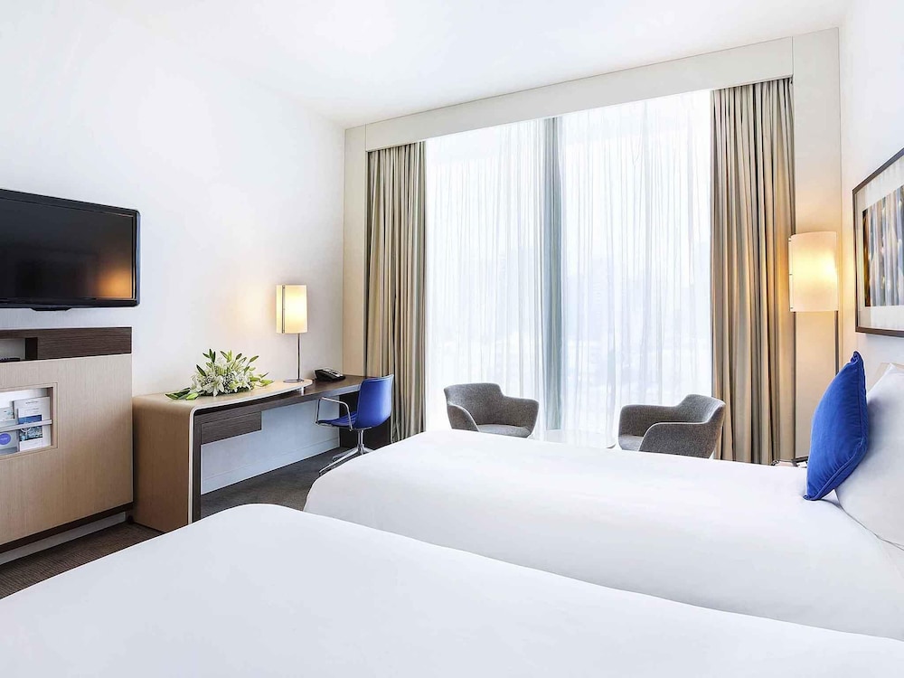 Habitación ejecutiva con cama Queen y acceso al Executive Lounge del hotel Novotel Abu Dhabi Al Bustan. Foto 1