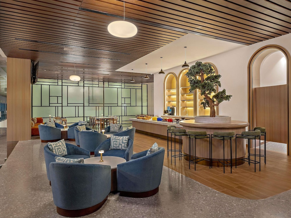 Habitación ejecutiva con cama Queen y acceso al Executive Lounge del hotel Novotel Abu Dhabi Al Bustan. Foto 4