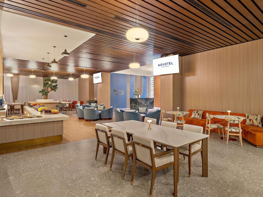 Habitación ejecutiva con cama Queen y acceso al Executive Lounge del hotel Novotel Abu Dhabi Al Bustan. Foto 6