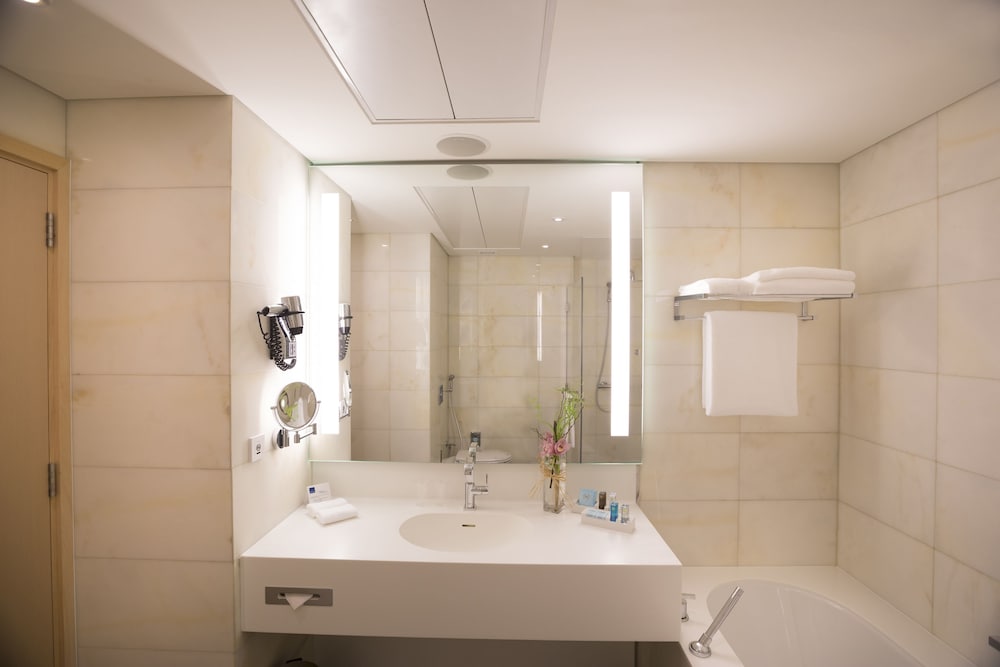 Habitación ejecutiva con 2 camas individuales del hotel Novotel Abu Dhabi Al Bustan. Foto 9