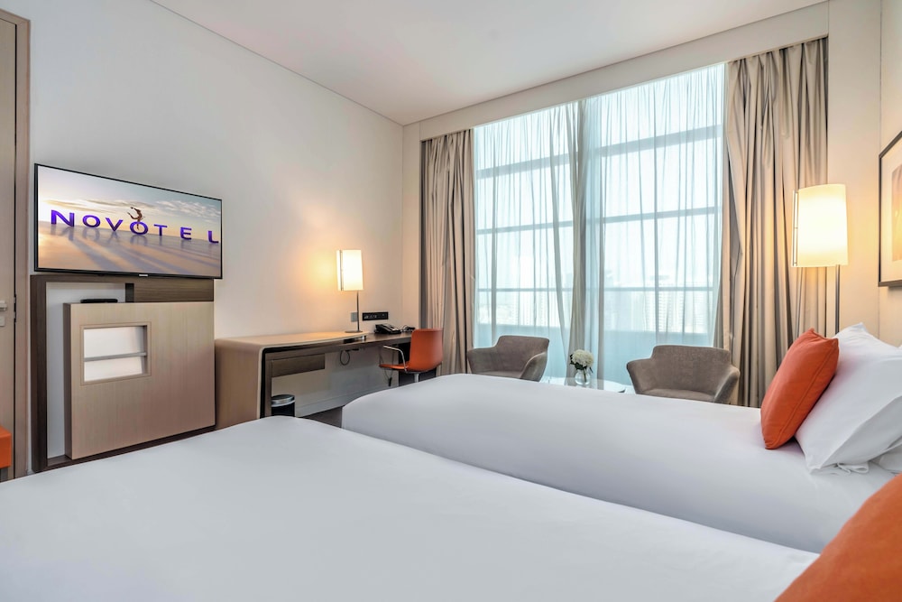 Habitación ejecutiva con 2 camas individuales del hotel Novotel Abu Dhabi Al Bustan. Foto 11
