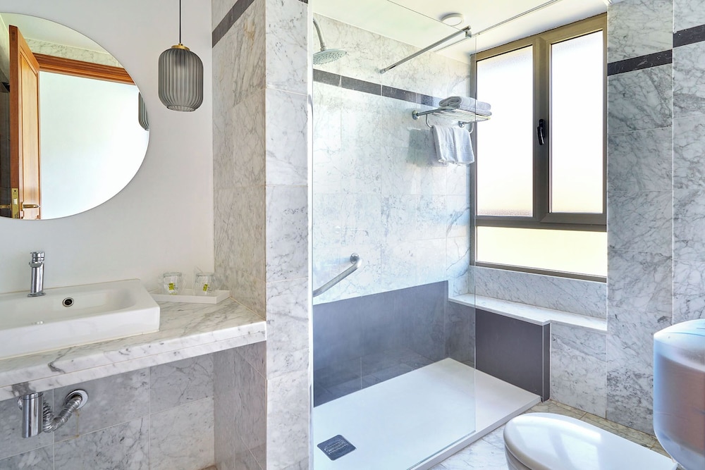 Habitación estándar doble, vistas al parque del hotel Torre Del Conde. Foto 1